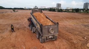 Бульдозерами Komatsu, Которые Выталкивают Каменную Смесь из Почвы