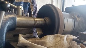 Убираю выработку с тормозного барабана.