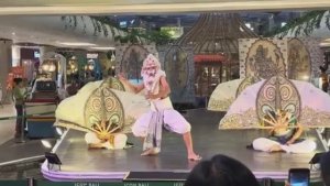 Беженец🇮🇩Бали. СИНДИ УЕЗЖАЕТ НА СВОЙ ОСТРОВ. СЦЕНКА СО МНОЙ, СИНДИ И ИТАЛЬЯНЦЕМ. КУПИТЬ СИНДИ АЙФО