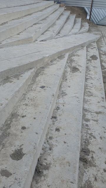 Кто знает, это такой дизайн лестницы или красивый, но опасный пандус?