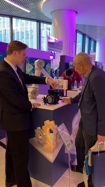 Как коботы наносят герметик: показываем работу стенда PROMPOWER на форуме в Москве