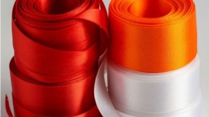 Красивый цветок из атласных лент