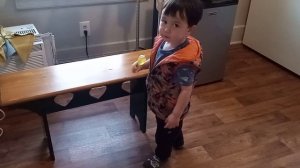 Давид ест ананас