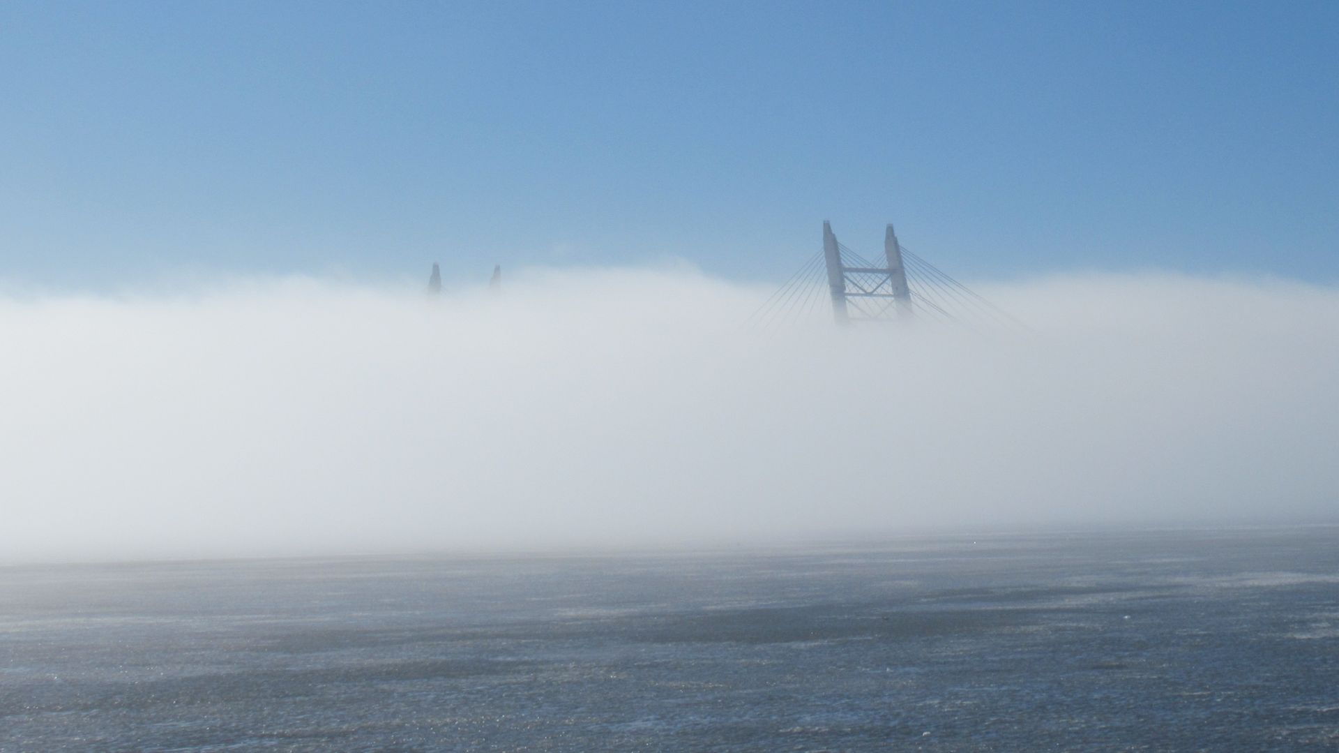 Мост тонет в тумане