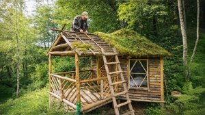 Я построил крошечную лесную хижину в лесу с нуля. Бушкрафт