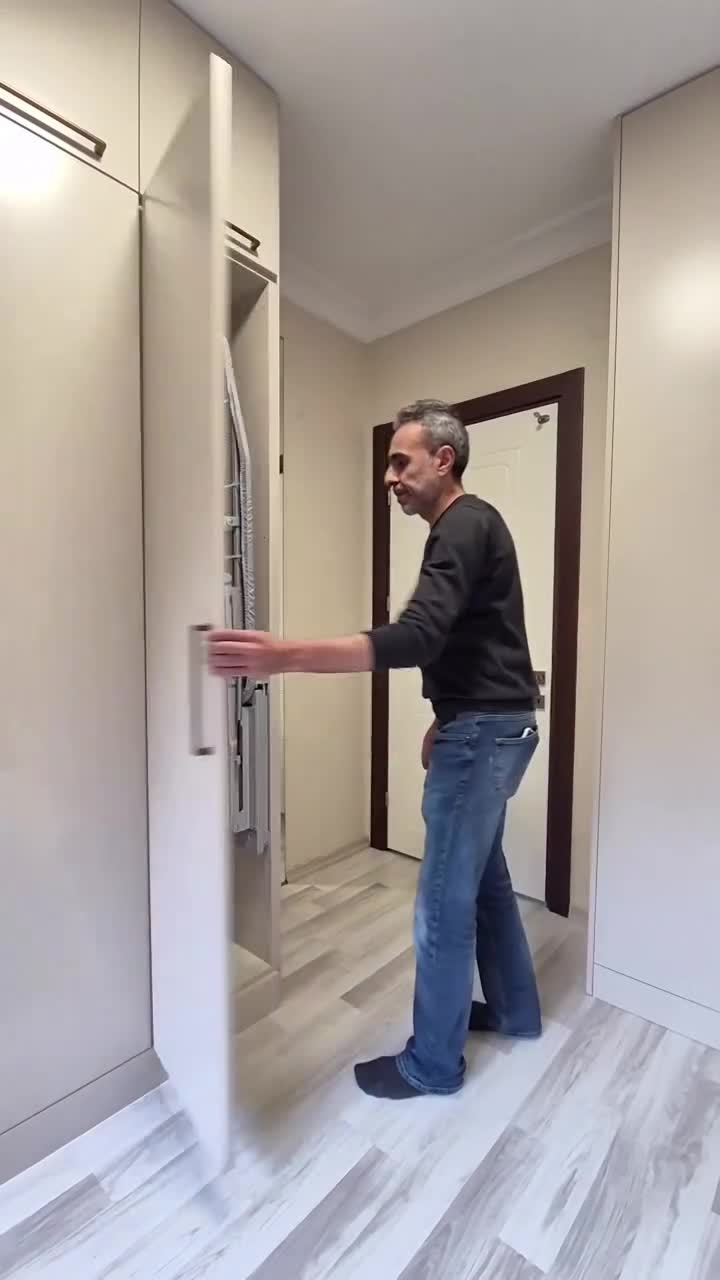 Встроенная гладильная доска в шкафу