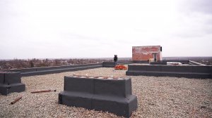 Строители Югры смонтировали крышу восстанавливаемого дома в Авдеевке