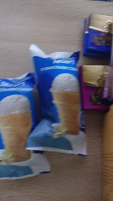 Купил детям вкусняшки и мороженое