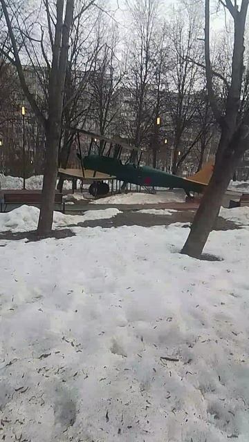 экстренная посадка на детской площадке