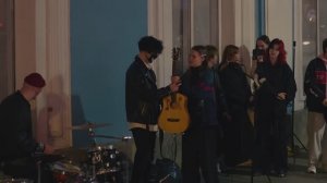 Я попросил УЛИЧНЫХ МУЗЫКАНТОВ дать мне ГИТАРУ. ЗРЯ ОНИ СОГЛАСИЛИСЬ...