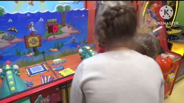 Мы в детском развлекательном центре Happy Land, сражаемся с
монстрами, добываем конфеты! смотреть онлайн