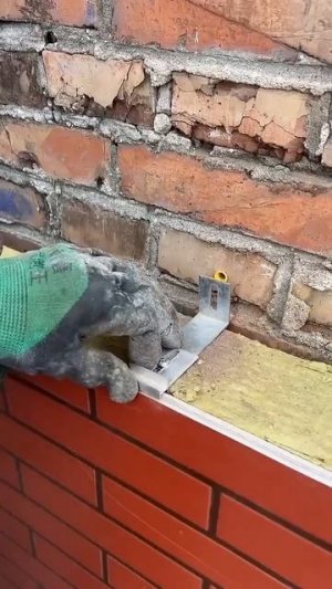 Процесс монтажа декоративных панелей для теплоизоляции внешних стен