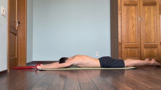 Тяга эспандера лёжа на груди