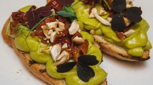 Брускетта с сальсей из авокадо с вялеными помидорами.