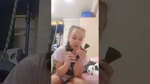 Алиса делает мне макияж