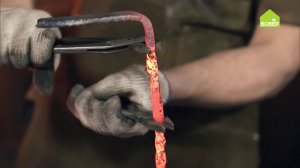 Как выковать кочергу из арматуры. Самодельная кочерга в кузнице из остатков. Кузнец работает!