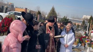 ИСТЕРИКА ДОЧЕРИ И ПЕСНИ У ГРОБА ПОД БАЯН ... НЕОБЫЧНЫЕ ПОХОРОНЫ ВАЛЕНТИНА ГНЕУШЕВА | ТРОЕКУРОВСКОЕ