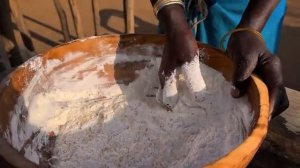 Традиционное приготовление сыра Моцарелла в Африке.