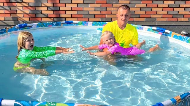 СОФУНЬЯ ШАЛУНЬЯ - СОФИЯ УЧИТ НИКУ  ПЛАВАТЬ.