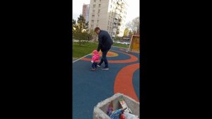 21-03-2026 Папа с дочей на прогулке. Осень 2025.