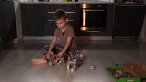 Семен собирает магнитный-конструктор Майнкрафт