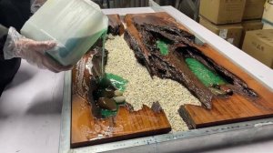 Создайте миниатюрный пруд с карпами кои на деревянном столе покрытом эпоксидной смолой