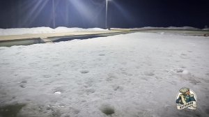 Открытая вода и безопасный лед на лесном пруду