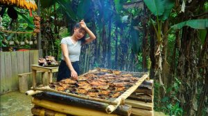 Наловила рыбы в пруду. Закоптила рыбу, и продала на рынке.