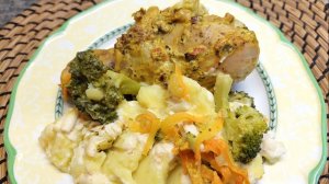 Куриные голени, запеченные с брокколи, картофелем, сыром. Мясо с гарниром в одном блюде.