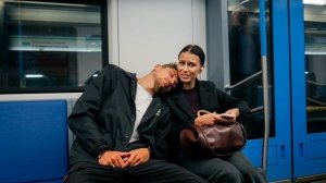 Розыгрыш с фальшивым сном в метро. Честная реакция девушки