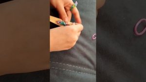 Учимся плести браслеты и кольца из резиночек.mp4