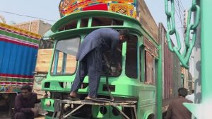 Пакистанский ремонт старого индийского грузовика