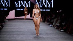 Модели на подиуме 156