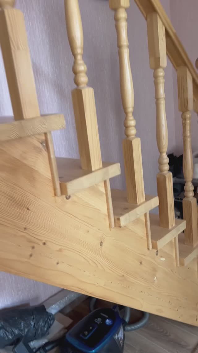 Почему скрип в лестнице через 5 лет?