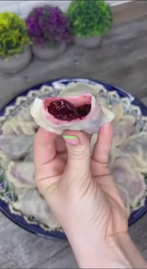 Очень летнее блюдо. Вареники с вишней 😍