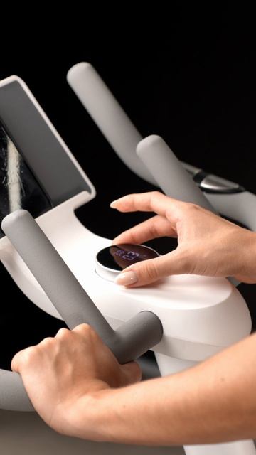 Orlauf Ares  премиальный спин-байк который работает без розетки благодаря встроенному генератору.