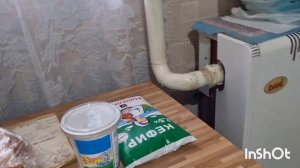 Готовлю картофельную запеканку с фаршем в духовке ,салат из свежих овощей.