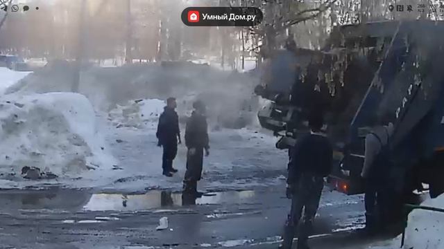 мусоровоз рарз забирает мусор.