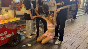 Пьяная в Стельку Китаянка на Ночной Улице