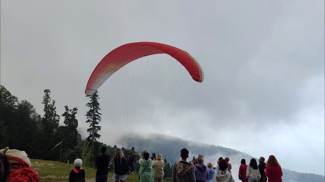Площадка для парапланеристов на горе Мамдзышха, 1500 м над уровнем моря. 12.06.2025.