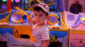 Эрик и Марк играют на детской площадке, часть 3