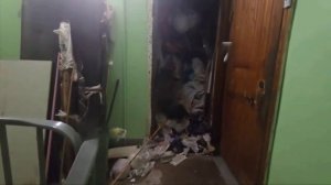 В Питере соседи почувствовали жуткий запах, вскрыли дверь, а на них вывалилась гора хлама с телом пе