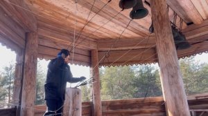 Часовые звоны в музее «Малые Корелы». Звонарь - Роман Третьяков.