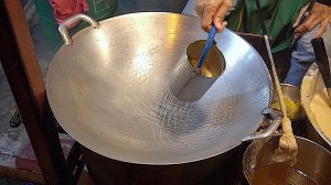 Сладости в виде паутины - уличная еда Бангкока