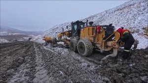 Грейдер сломался на горном перевале. Тащим в ремонт.