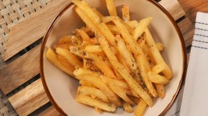 Замороженный картофель фри на сковороде