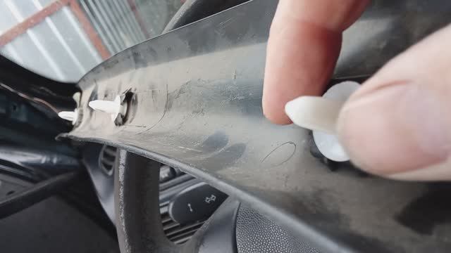 Снятие передней пластиковой стойки и замена клипсы на ниве Шевроле