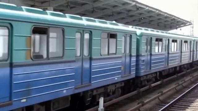 вагон типа е проезжает мимо