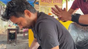 Индийский парикмахер массаж головы, растирание шеи и постукивание по ней.