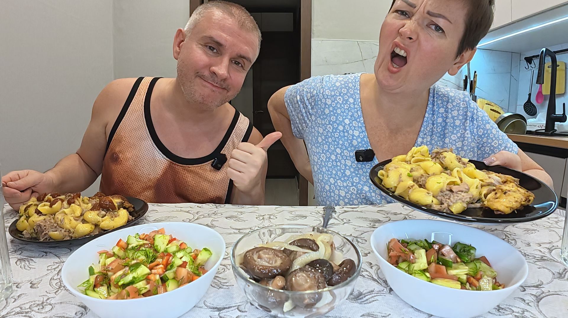 Мукбанг НЕБЛАГОДАРНЫЙ муж раскритиковал ужин, который я приготовила через БОЛЬ! МОШЕННКИ рядом! Ужин